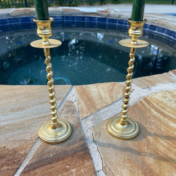 VINTAGE SWIRLY CANDLE HOLDERS W/ GREEN CANDLES - Picture 3 of 4